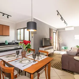 Apartamento Moderno Com Pequeno Terraço à 4km Do Consulado